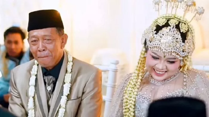 Sosok Mbah Tarman, Kakek 74 Tahun yang Viral Nikahi Gadis 24 Tahun di  Pacitan dengan Mahar Rp3 Miliar, Ternyata Cek Palsu! - Radar Solo